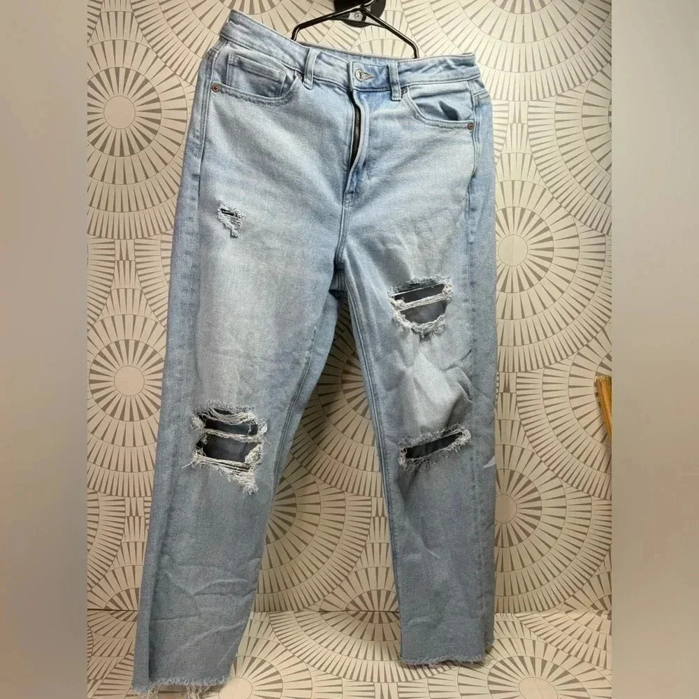 American Eagle Women’s Distressed Mom‎ Straight Jean Size 6 Regular